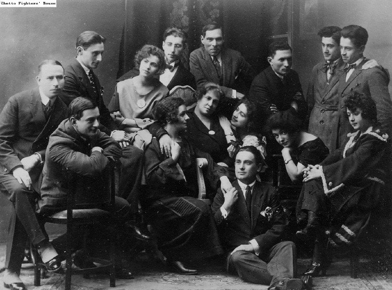 Вільнюська Трупа, мандрівний театр Естер Рахель Камінської, близько 1925 р., колекція Ghetto Figherts House. Естер Рахель сидить у центрі між двома молодими акторками, Іда Камінська сидить третя зліва у верхньому ряду.