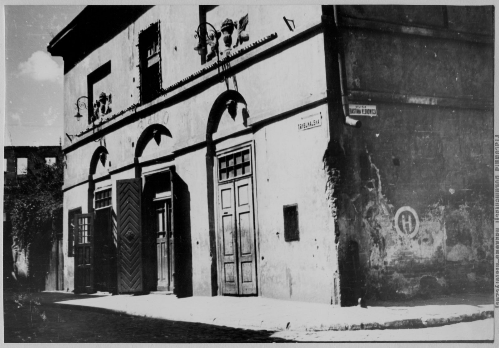 Кінотеатр «Rialto» в 1951 році. На стінах — таблички з назвами вулиць, зібрання Воєводського управління охорони пам’яток, репр. Войцех Нєспяловський.