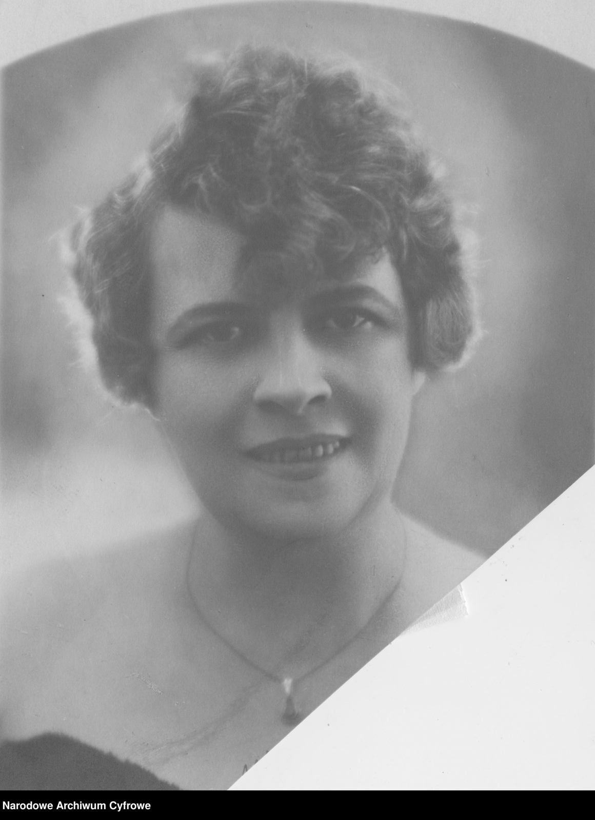 Aktorka Antonina Dunajewska, fotografia czarno-biała, 1910-1939, zbiory Narodowego Archiwum Cyfrowego.