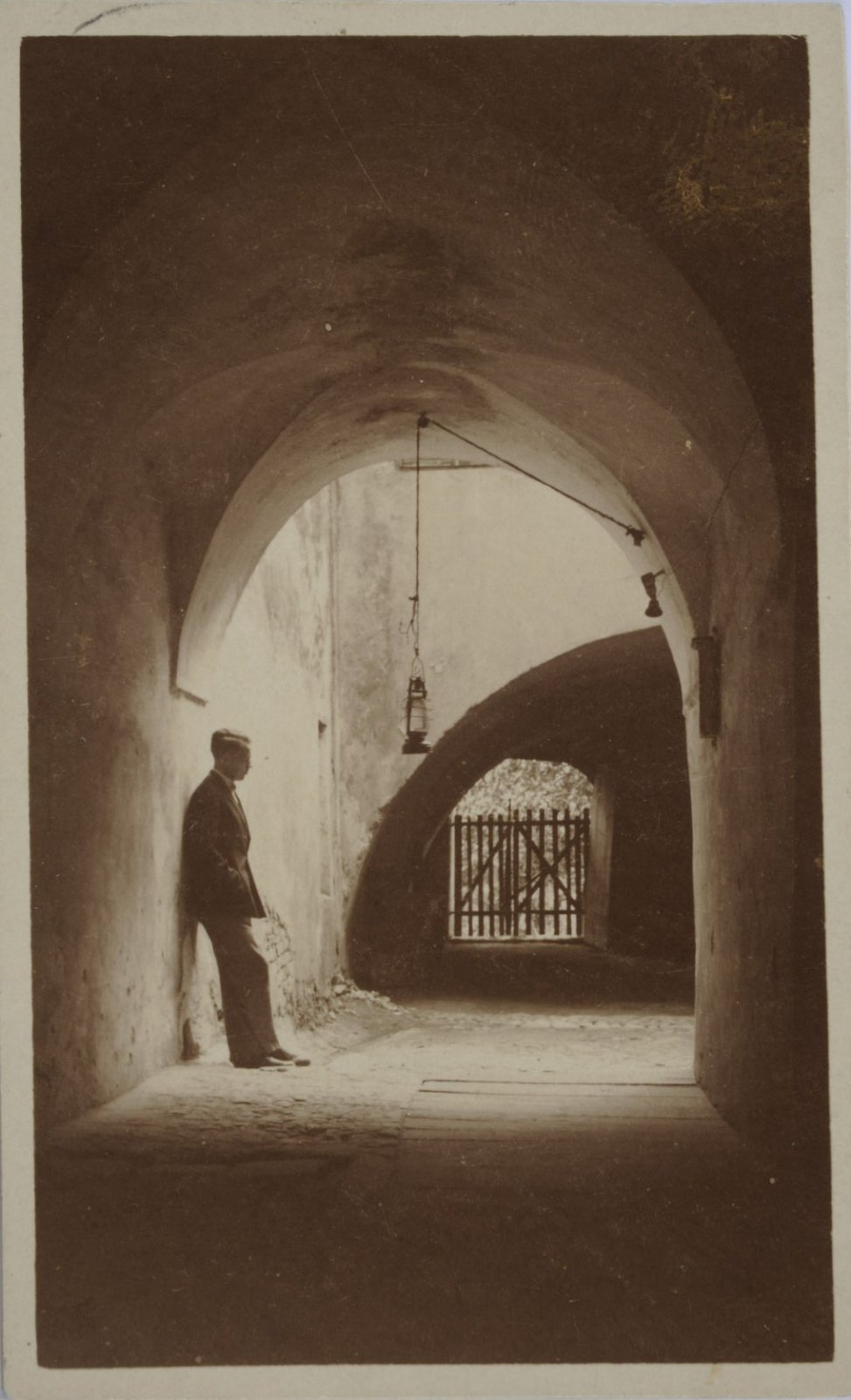 Józef Czechowicz w bramie na ulicy Jezuickiej 19 (naprzeciwko kina), fotografia czarno-biała, bez daty, zbiory Muzeum Narodowego w Lublinie.