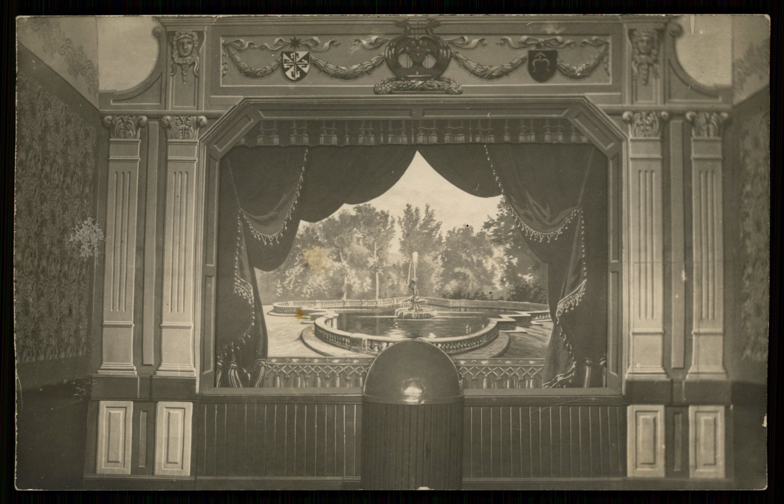 Przykładowa kurtyna teatralna (tu z amatorskiego teatru we Lwowie), fotografia czarno-biała, 1937, zbiory Biblioteki Narodowej.
