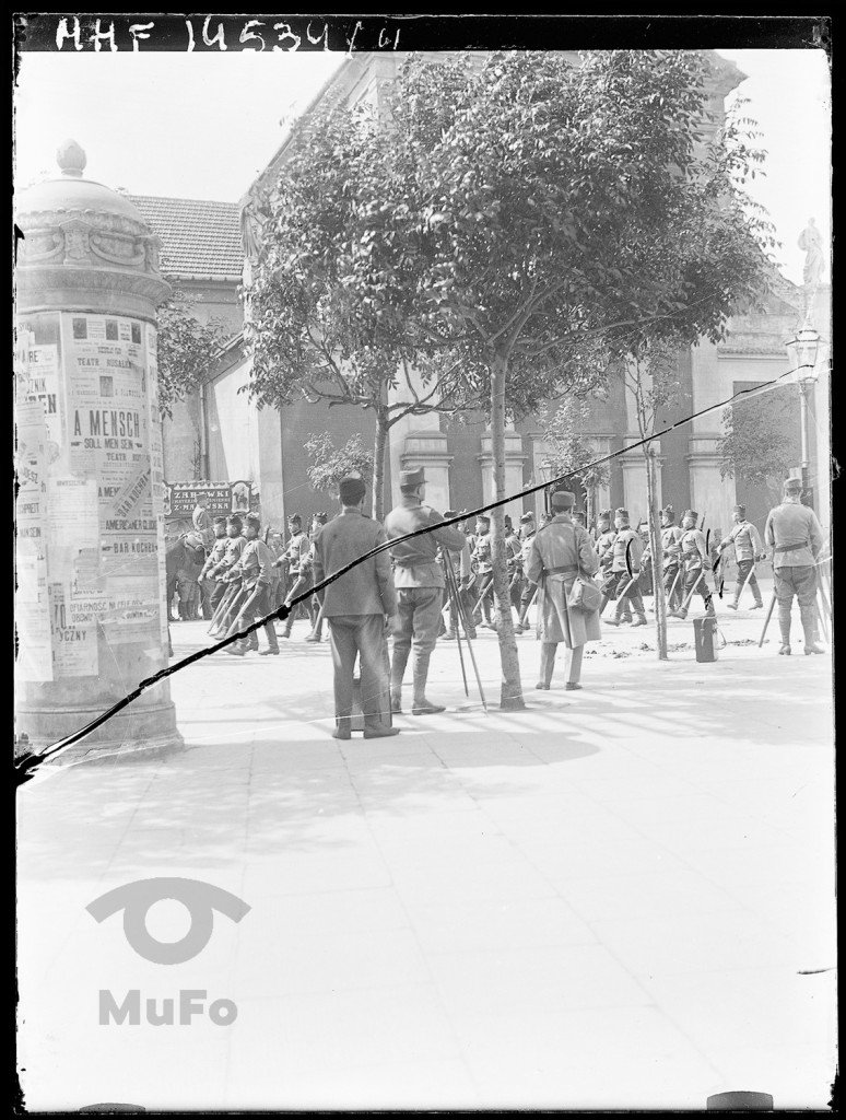 Słup ogłoszeniowy na Placu Litewskim, 1916-17, zbiory Muzeum Fotografii w Krakowie