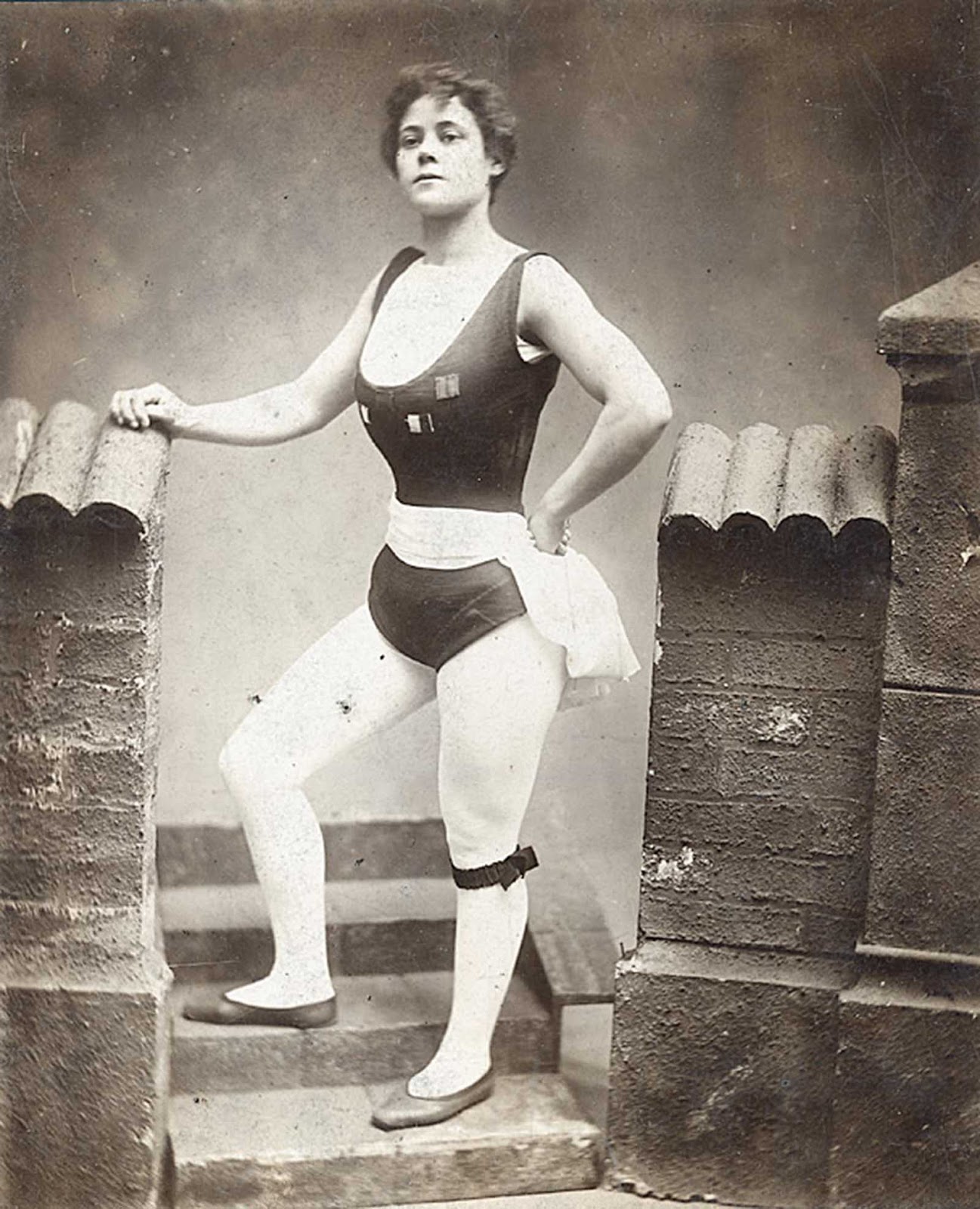 Miriam Kate Williams zwana Vulcaną, czarno-biała pocztówka, ok. 1900, domena publiczna.