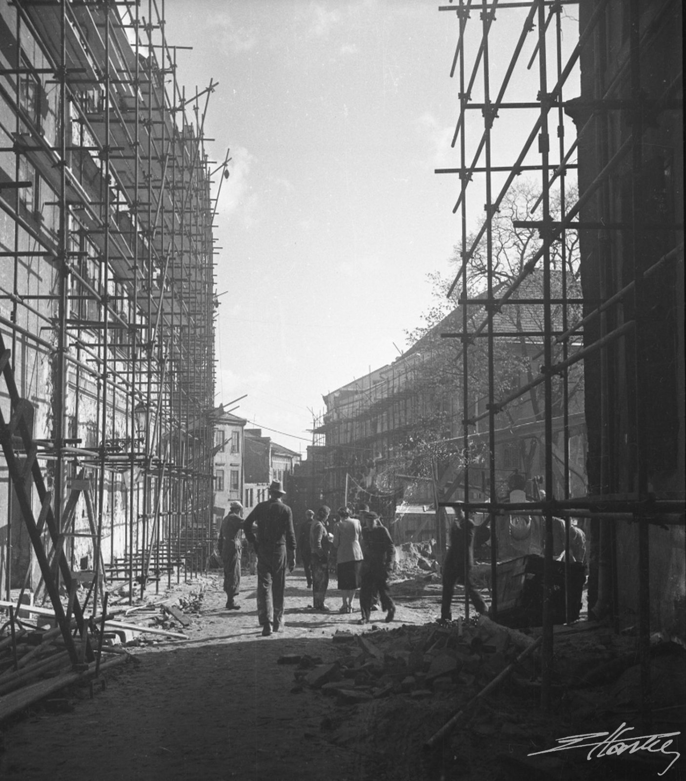 Odbudowa ulicy Grodzkiej w 1954 roku, fot. Edward Hartwig, zbiory Ewy Hartwig-Fijałkowskiej.