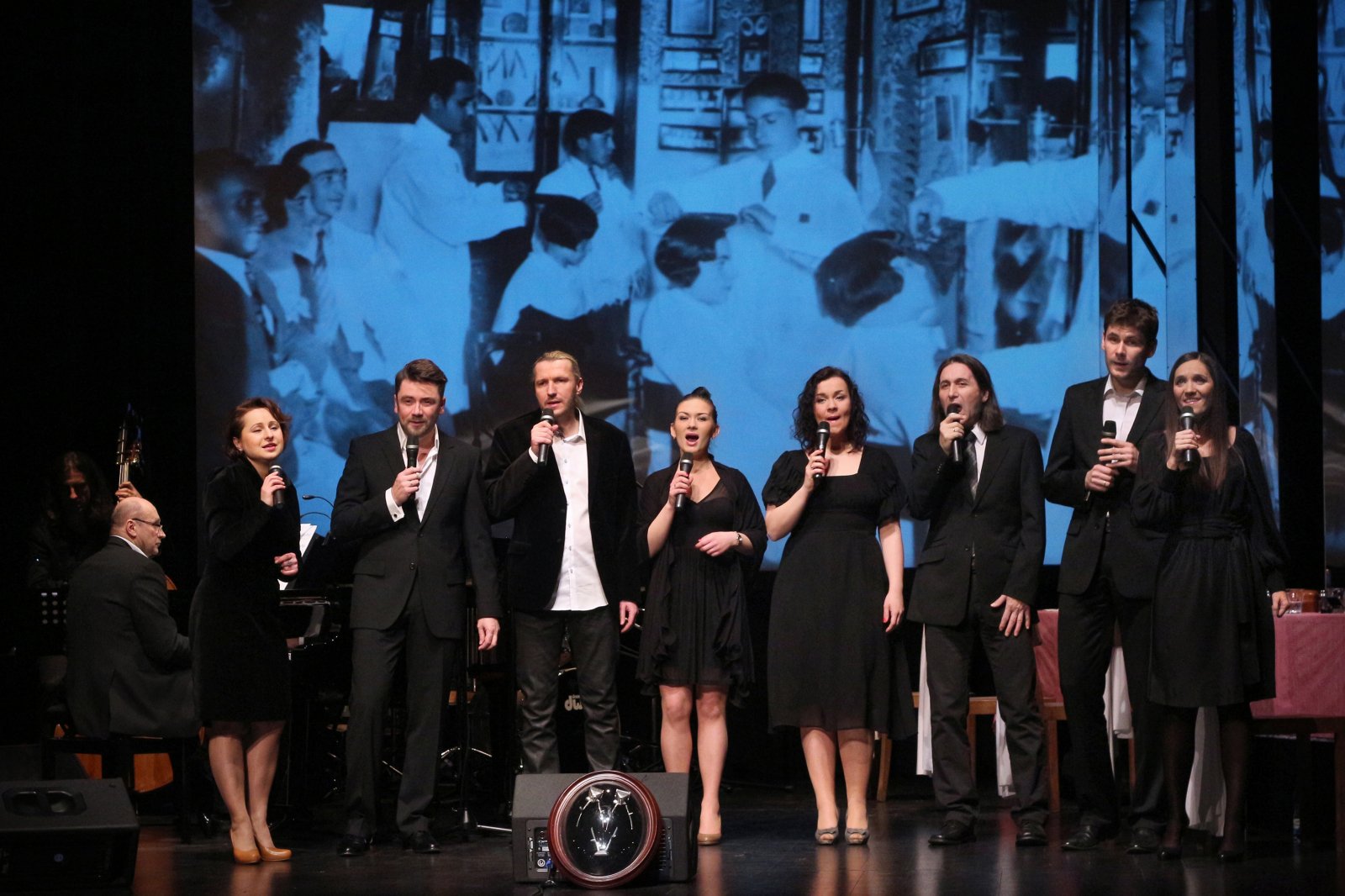 Premiera Wieczorem, na scenie wszyscy artyści występujący na koncercie, 2013, fot. Dorota Awiorko.